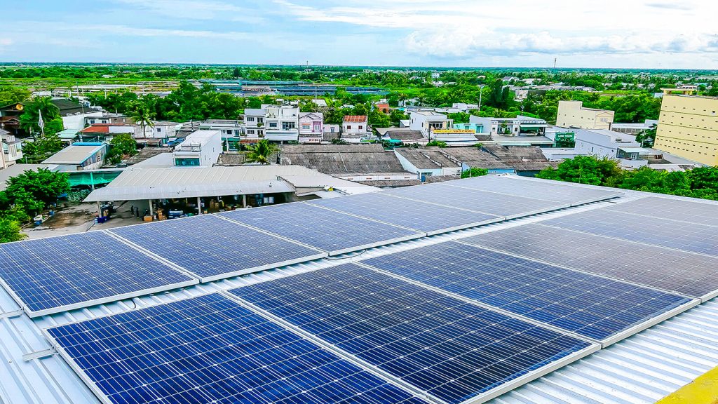 Mái nhà xưởng lắp pin mặt trời nhìn từ trên cao