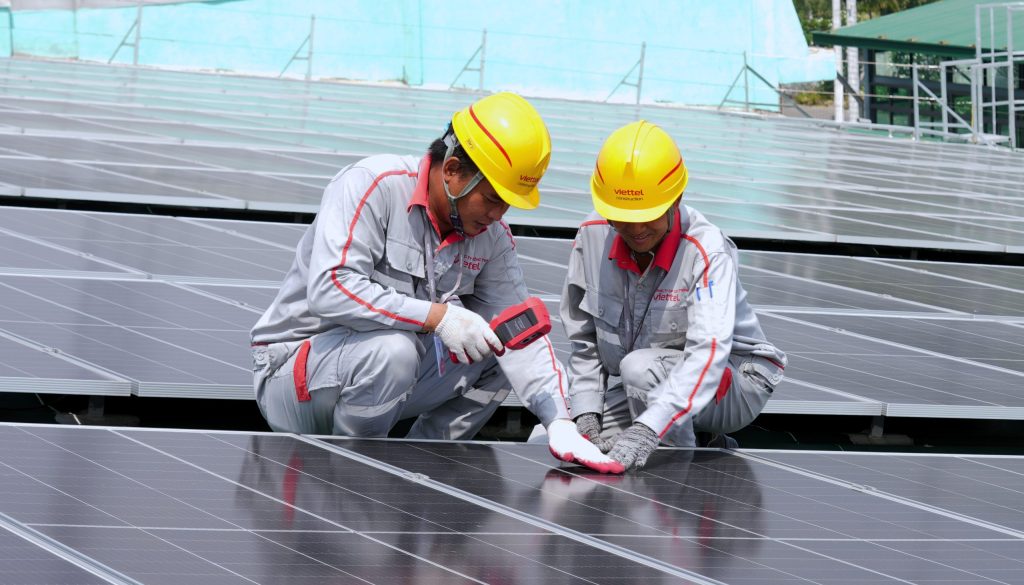 Kỹ thuật viên kiểm tra sản lượng tấm pin trên mái