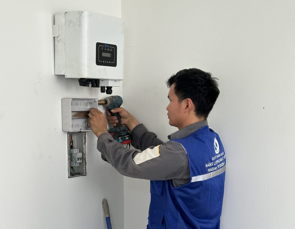 Kỹ thuật viên lắp đặt inverter hệ thống năng lượng mặt trời hòa lưới