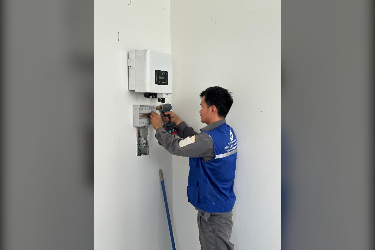 Kỹ thuật viên đấu nối inverter và tủ điện