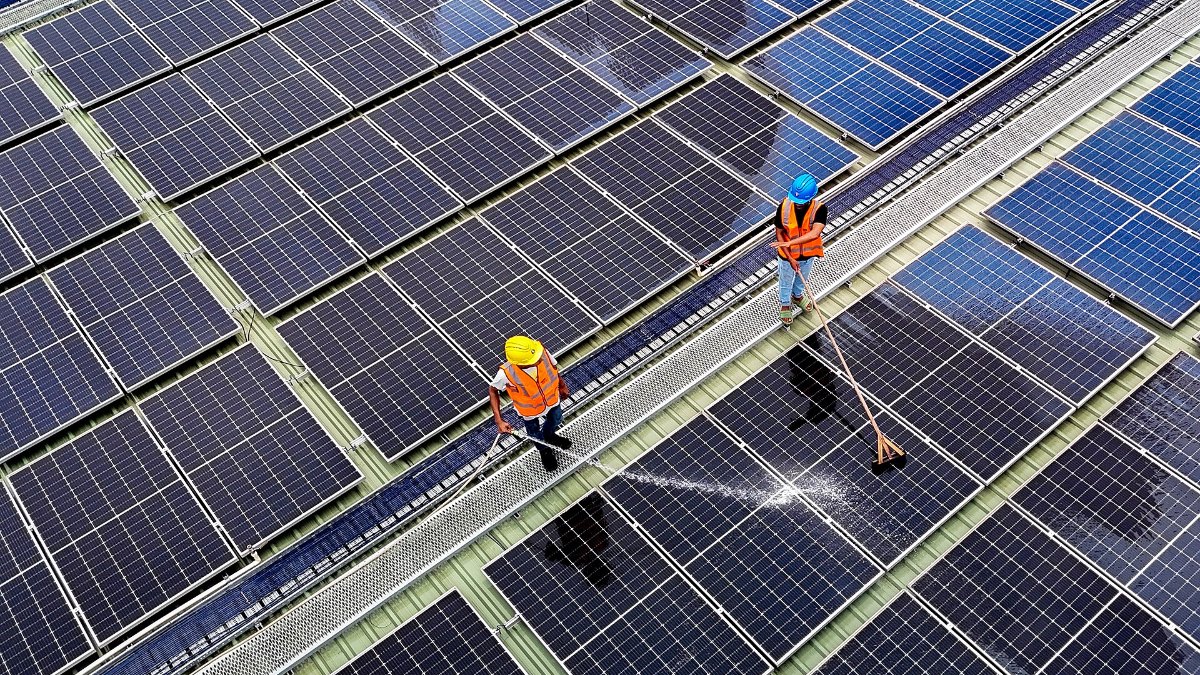 Kiểm tra điện mặt trời hoạt động như thế nào trên mái nhà xưởng