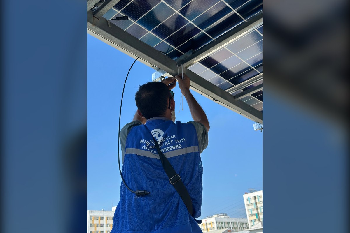 Điện mặt trời có hiệu quả không - kỹ thuật viên Quyết Thắng Solar lắp đặt hệ thống thực tế