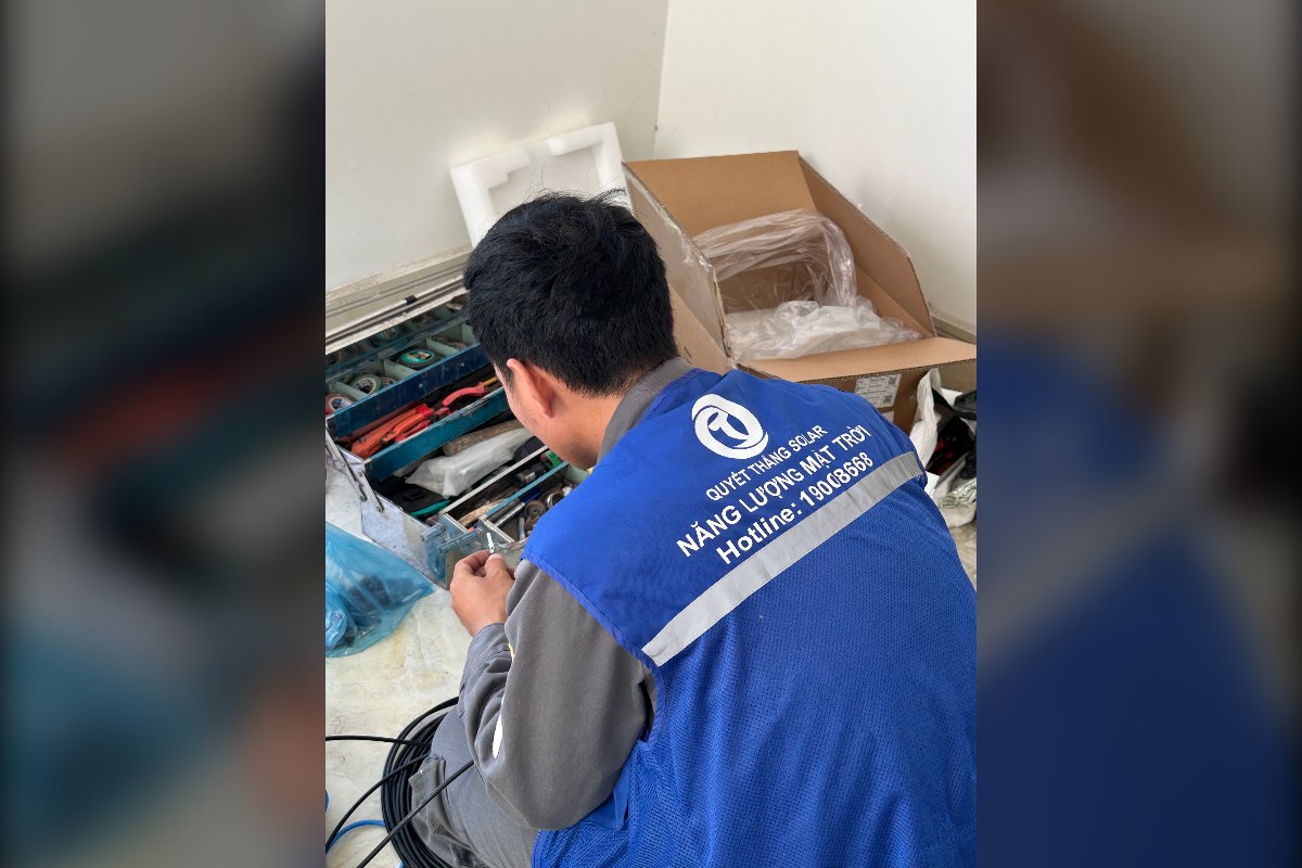 Kỹ thuật viên Quyết Thắng Solar chuẩn bị thiết bị thi công điện mặt trời mái nhà